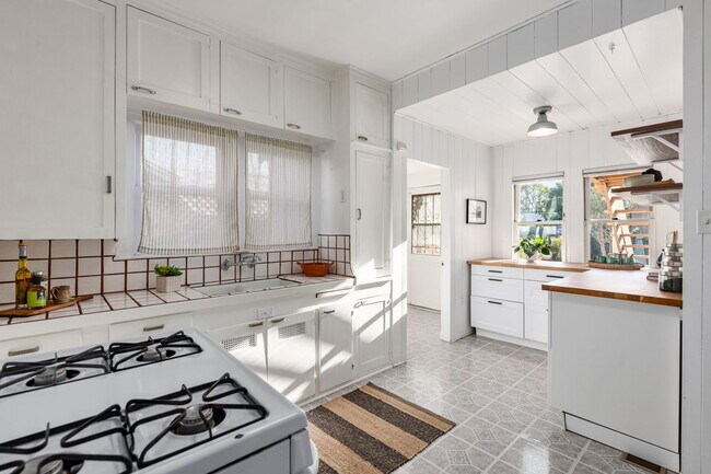 Building Photo - 3188 Atwater Ave