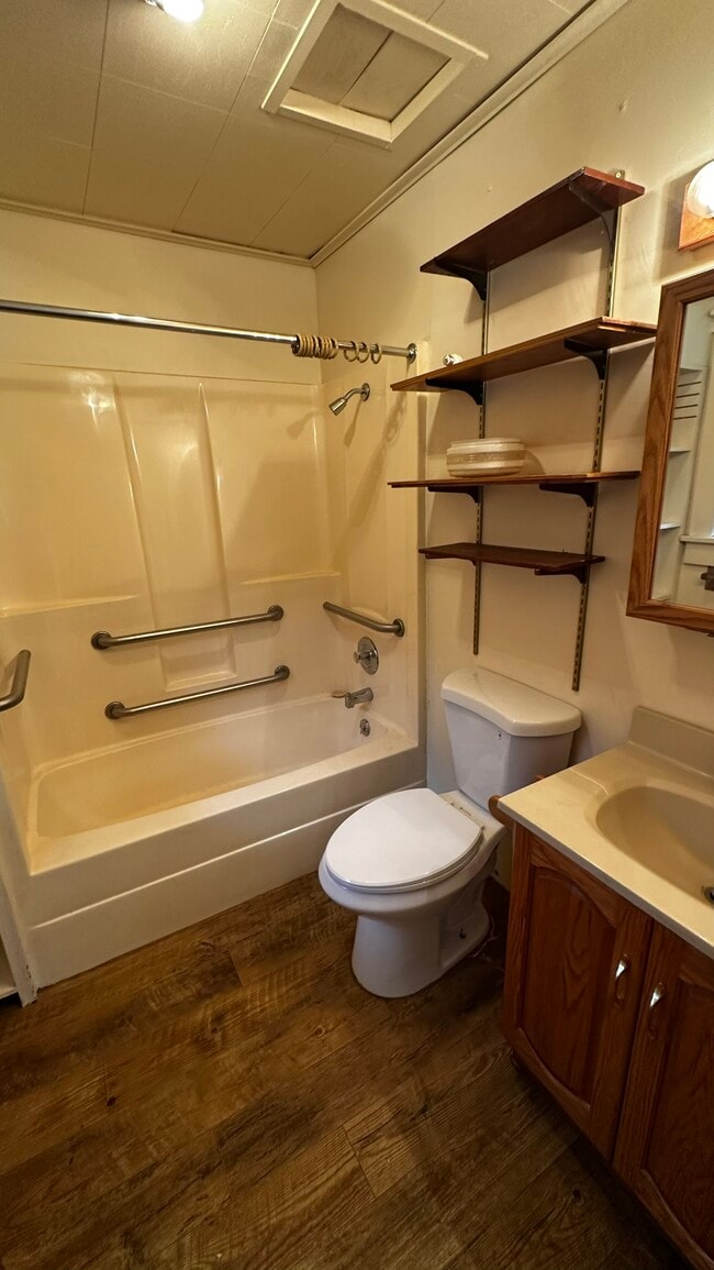 Building Photo - 910 E 3rd Ave