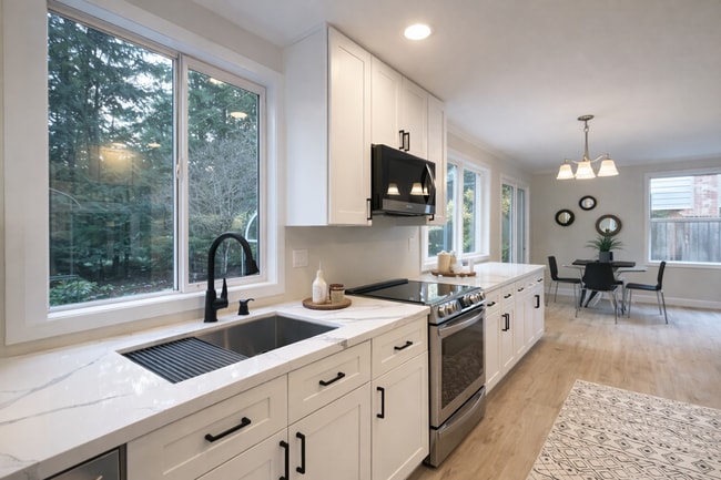 Building Photo - Spacious 3-Bedroom Home with Sunroom in Private Lake Community – Everett