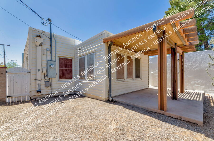 Building Photo - 1119 E Silver St