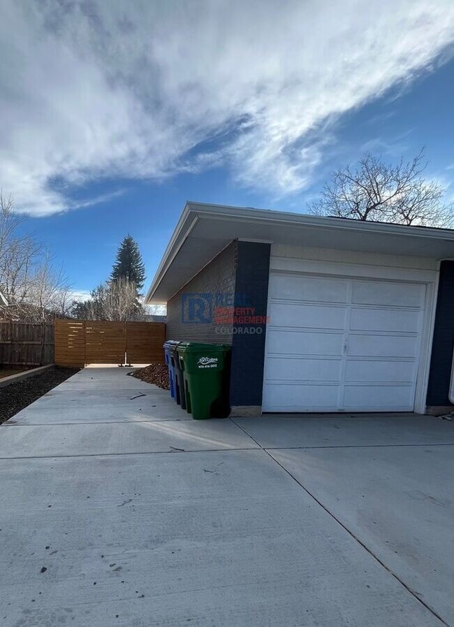 Building Photo - 2013 W Lake St