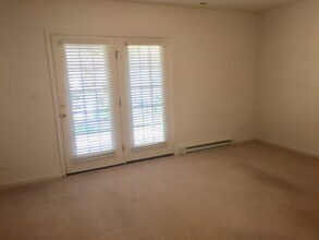 Building Photo - 4 Bedroom 3.5 Bath end unit- Available Aug...