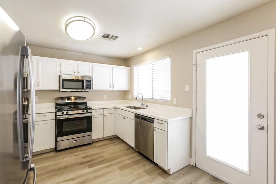 Building Photo - 4375 Coyote Crest Ct