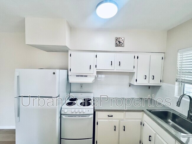 Building Photo - 115 7th Ave N