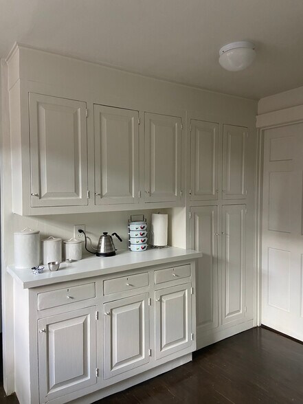Lots of kitchen storage - 20 Clark St