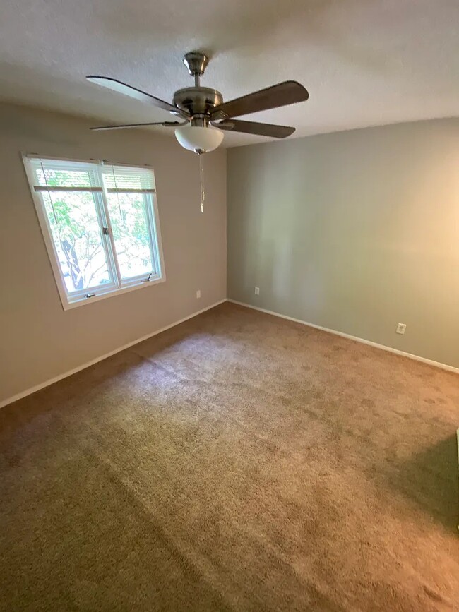 Building Photo - 128 Inglewood Way