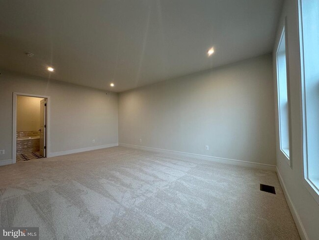 Building Photo - 43324 Farringdon Sq