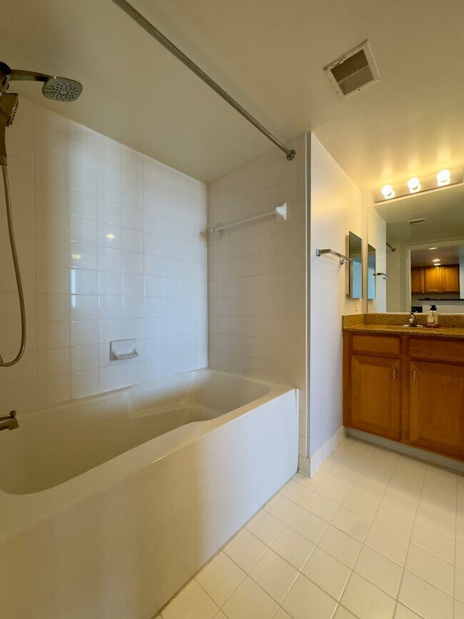 Building Photo - Charming 1 Bedroom/1 Bathroom Apartment Unit with In-Unit Laundry in Downtown Baltimore, MD!