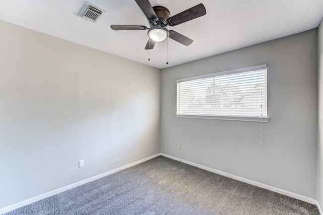 Building Photo - 15914 Timber Valley Dr