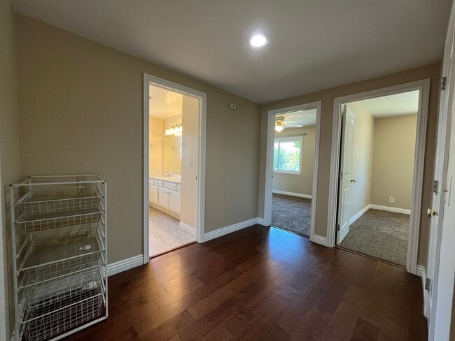 Building Photo - Northridge pool home w/5+3, including down...
