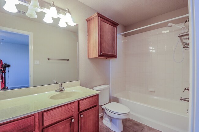 Building Photo - Pre-Leasing  3 bed 3 bath Near Texas Tech!