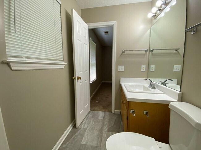 Building Photo - Beautiful Renovated House in North Nashville - Fenced in Yard!