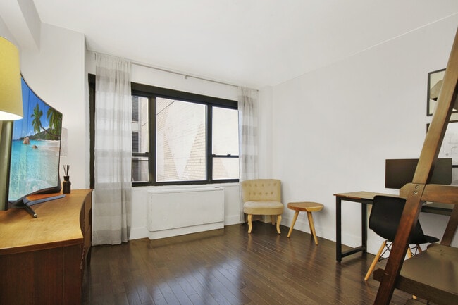 Building Photo - 210 E 47th St