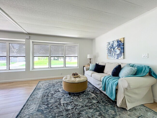Building Photo - Gorgeous fully remodeled 2-Bedroom, 2 Bath...