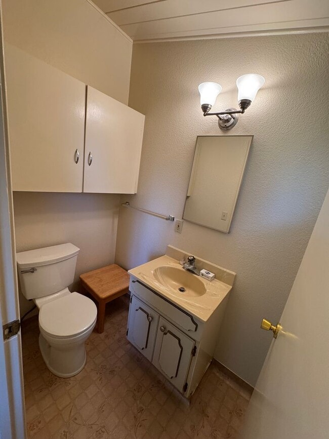 Building Photo - Charming Seaside Home on Quiet Cul-de-Sac