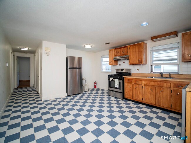 Building Photo - 38 Landin St
