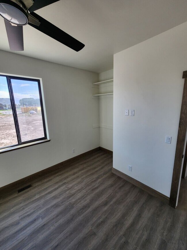 Building Photo - K215LI