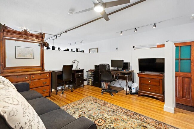 Building Photo - 1601 E Cesar Chavez St