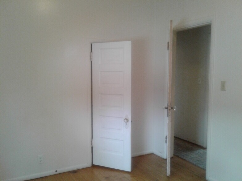 Master bedroom. - 1509 West Hazel Street