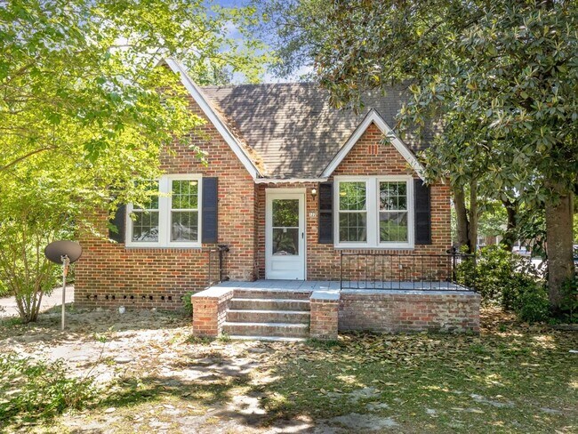 Primary Photo - Oversized Renovated Downtown Cottage
