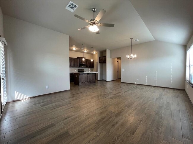 Building Photo - 2033 Sara Vista Dr