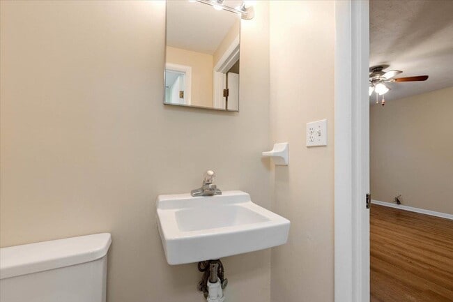 Building Photo - 1557 Live Oak Dr