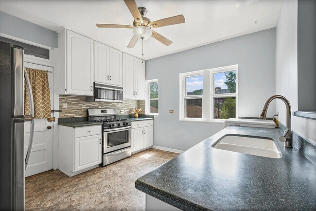 Building Photo - 906 Oakton St