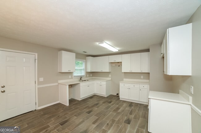 Building Photo - 8218 Lakeview Dr SW