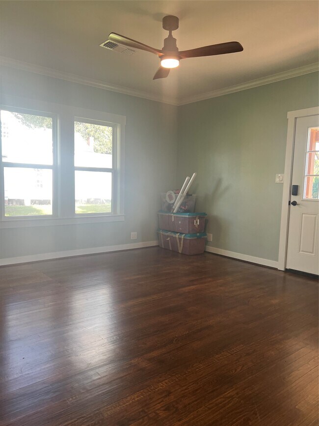 Building Photo - 803 Austin St