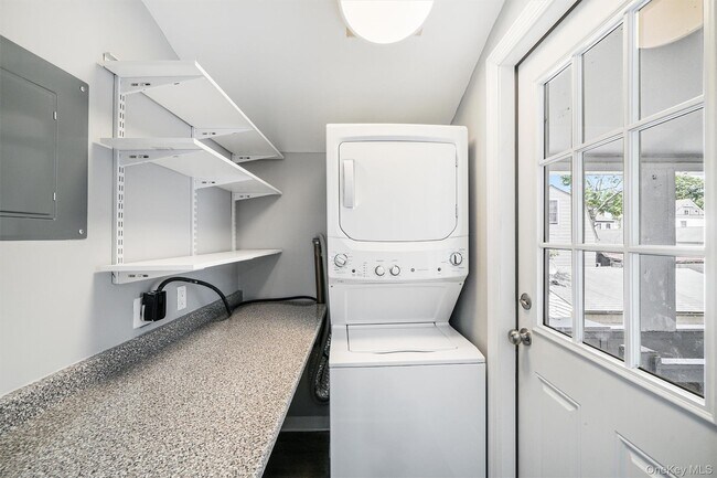 Building Photo - 17 Lawrence Ave