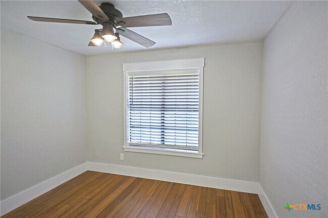 Building Photo - 953 River Bank