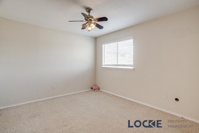 Building Photo - Cozy 2 bed, 1.5 Bath Townhome with Fenced ...