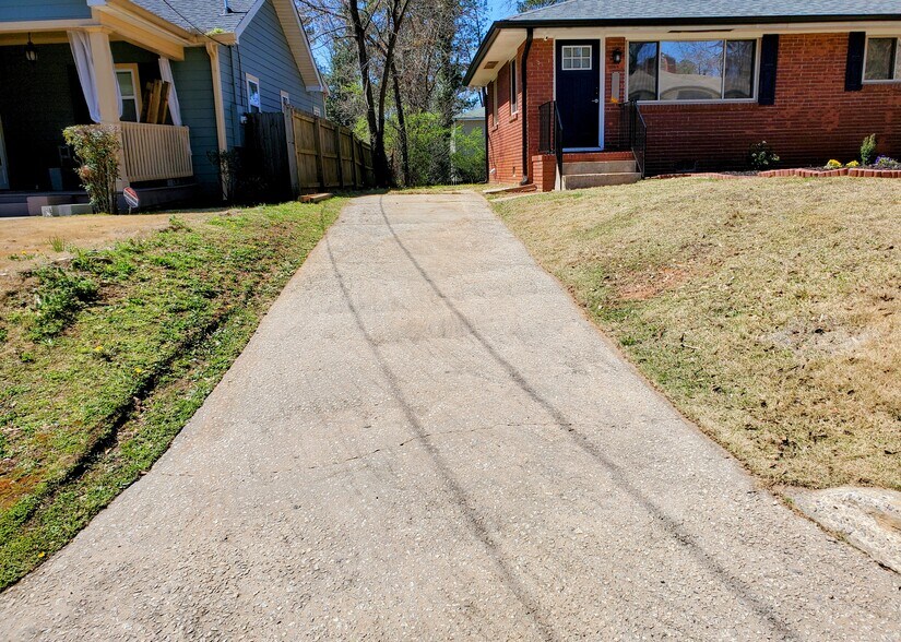 Off-street parking for 2 cars - 3453 Pierce St