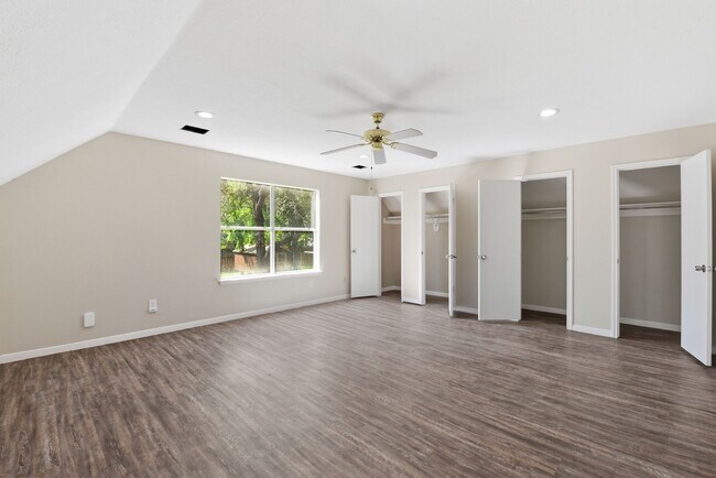 Building Photo - 8515 Leafdale Dr