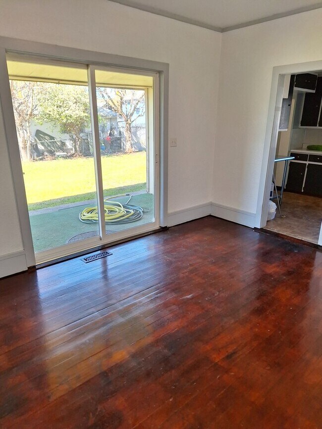 Building Photo - 4 plus bedroom on double lot