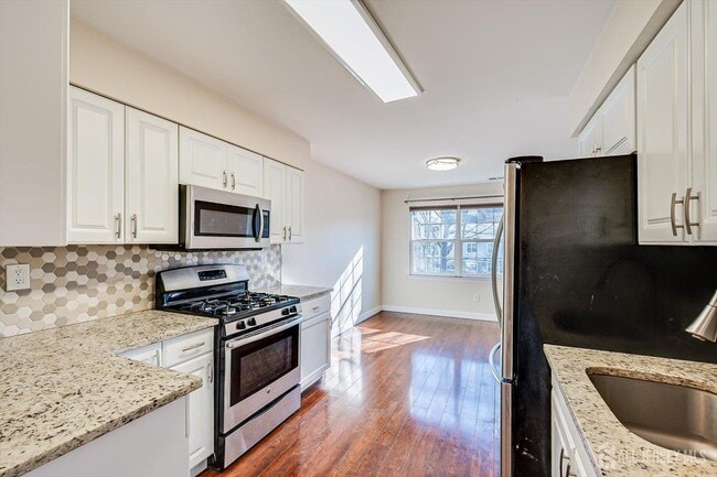 Building Photo - 1512 Green Hollow Dr