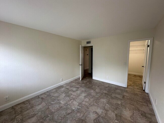 Building Photo - 883 Normandy Trail