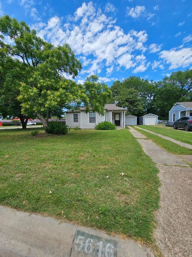 Building Photo - 5616 Thomas Ln