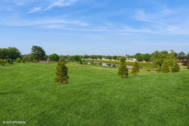 Building Photo - 2242 Country Club Dr