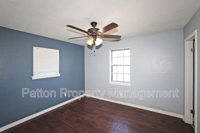 Building Photo - 5207 S Travis St