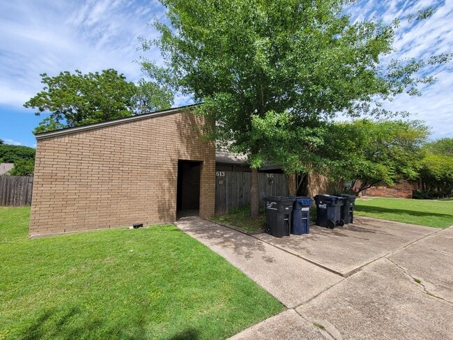 Building Photo - College Station - 2-bedroom, 1-bath Duplex for lease in College Station, on TAMU Shuttle.