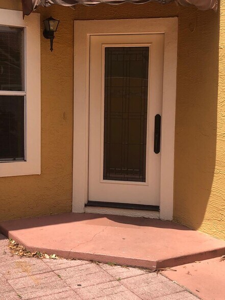 Building Photo - 755 Cove Way