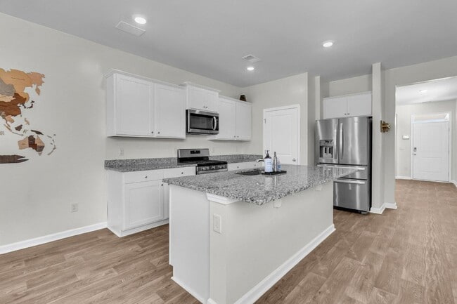 Building Photo - 3 Bedroom 2.5 Bath Located in Pine Hills in Summerville