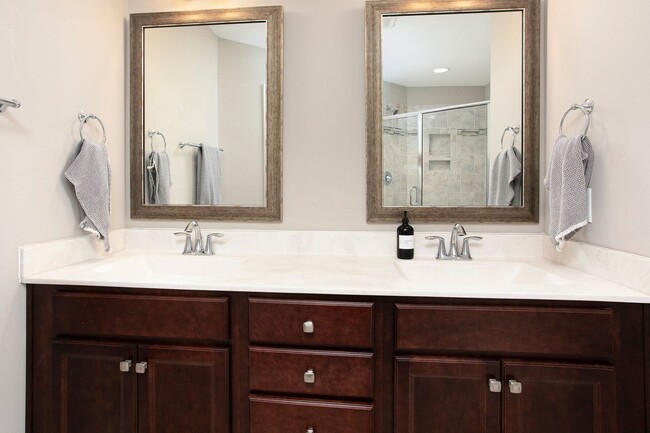 Building Photo - Beautiful 3 bedroom, 2.5 bath end unit townhome home!