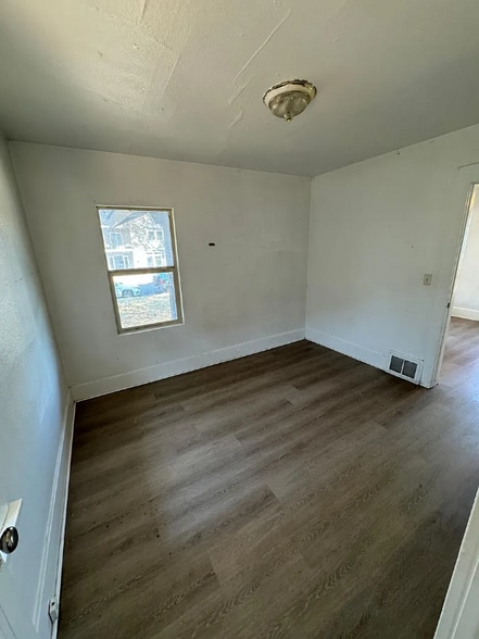 Building Photo - 225 SE Vine Ln