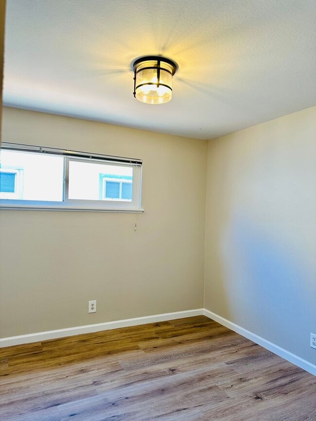 Building Photo - Charming 3 Bedroom Home