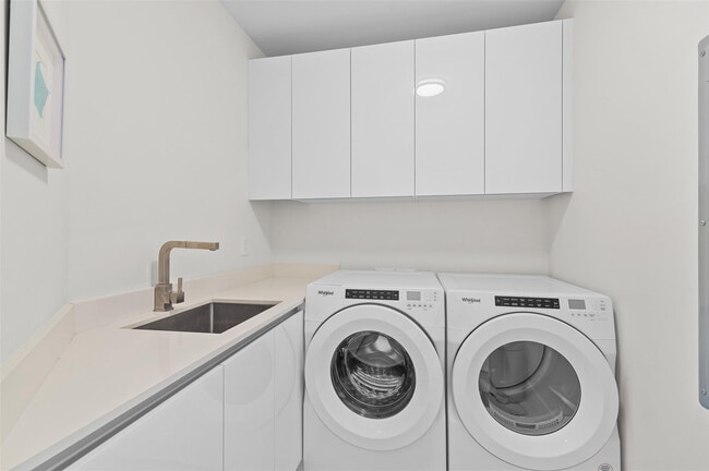 Building Photo - 3100 N Ocean Dr