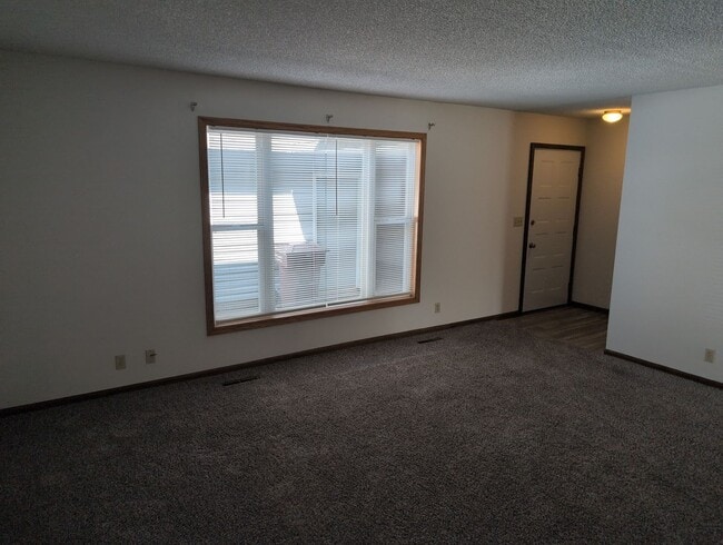 Building Photo - Fully Updated 3 Bedroom 3 Bath Townhouse with 2 Stall Attatched Garage