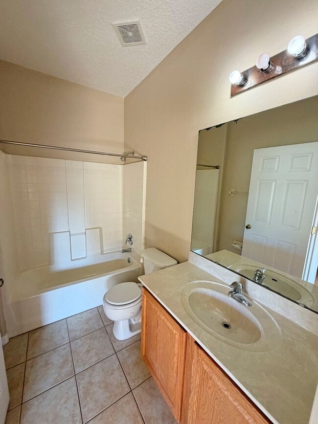 Building Photo - Spacious 3-bedroom, 2-bathroom home offering 2,362 square feet of living space with a desirable o...