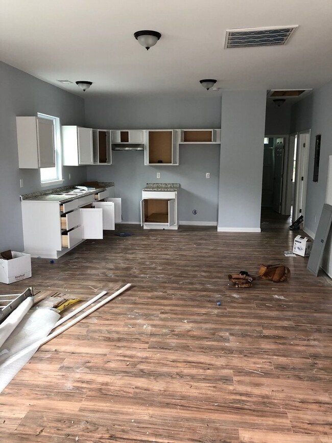 Building Photo - Fully Renovated Single Family Home